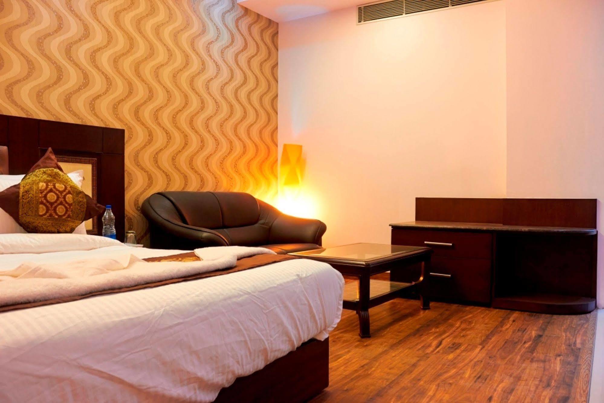 Hotel Waterfall Delhi  Esterno foto